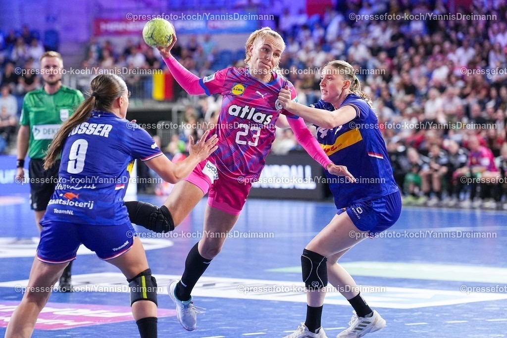 xydrx21092501024 | 21.09.2025, xydrx, Handball, Frauen Länderspiel, Deutschland - Niederlande, YAILA Arena: Annika Lott (GER #23) im Zweikampf gegen Judith van der Helm (NED #14)
