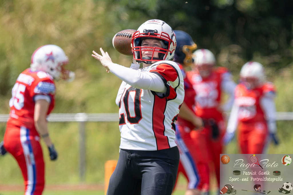 GFLW 1: German Football League Women 1: Rodgau Pioneers Ladies - Stuttgart Scorpions Sisters, 07.06.2026 | Dinah Laura Naegele (Stuttgart Scorpions Sisters #20) wirft den Ball, Freisteller, Portrait / Porträt, Rodgau Pioneers Ladies - Stuttgart Scorpions Sisters, Rodgau, Maingau-Energie-Stadion "Am Weichsee", 7.6.2026 - Realisiert mit Pictrs.com