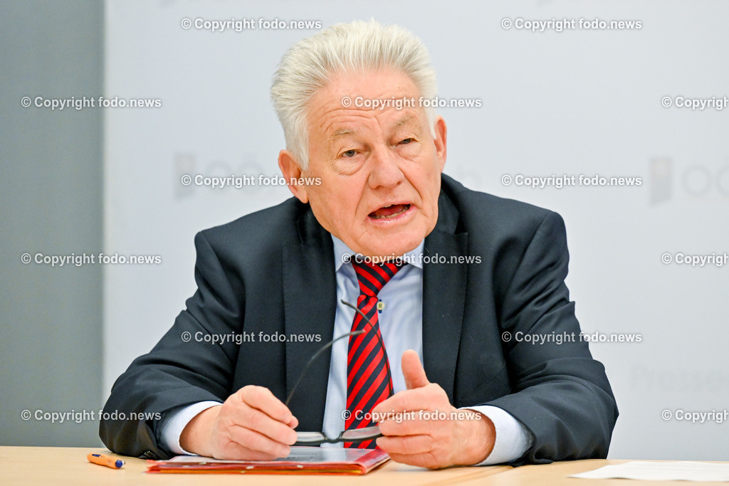 Pressekonferenz ProOriente_ Die Veränderung der Epoche-Herausforderung für die Christen_ 09.03.2023-16 | 09.03.2023, Presseclub Linz, AUT, Pressekonferenz Pro Oriente, Die Veraenderung der Epoche-Herausforderung fuer die Christen, im Bild LH a.D. Josef Puehringer (Vorsitzender von PRO ORIENTE Sektion Linz)