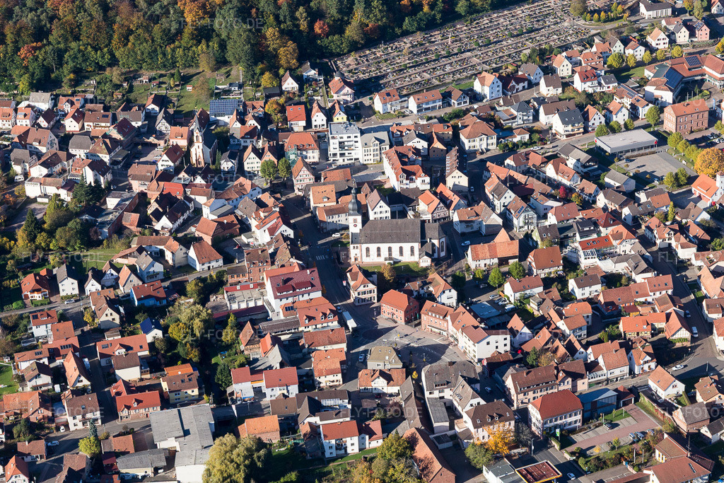 Luftbild: Marktstraße mit irche St. Laurentius in Dahn im Bundesland Rheinland-Pfalz in Deutschland. Foto: IMG_103999.jpg vom 14.10.2017 durch Werner Riehm/FLY-FOTO.de: Die Katholische Pfarrei Heiliger Petrus im Dahner Felsenland