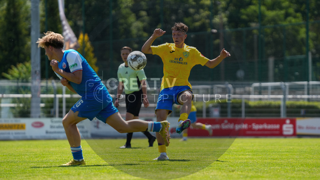 Fußball, Herren, Saison 2025/2026, 3. Luckenwalder Turmpokal, Werner-Seelenbinder-Stadion Luckenwalde, Spiel: FSV 63 Luckenwalde vs. F.C. Hansa Rostock U19,  | Fußball, Herren, Saison 2025/2026, 3. Luckenwalder Turmpokal, Werner-Seelenbinder-Stadion Luckenwalde, Spiel: FSV 63 Luckenwalde vs. F.C. Hansa Rostock U19, Im Bild: Robin Falk (l. Hansa U19) und Len Neumann (r. Luckenwalde) - Realisiert mit Pictrs.com