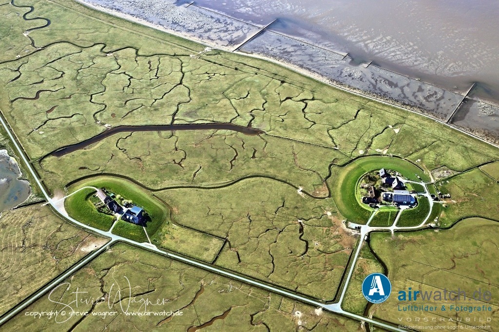 Wattenmeer, Fahrrinne und Priele - Hallig Langeneß | Entdecken Sie atemberaubende Luftbilder und Fotografien auf airwatch.de - Tauchen Sie ein in eine Welt voller faszinierender Aufnahmen aus der Vogelperspektive.