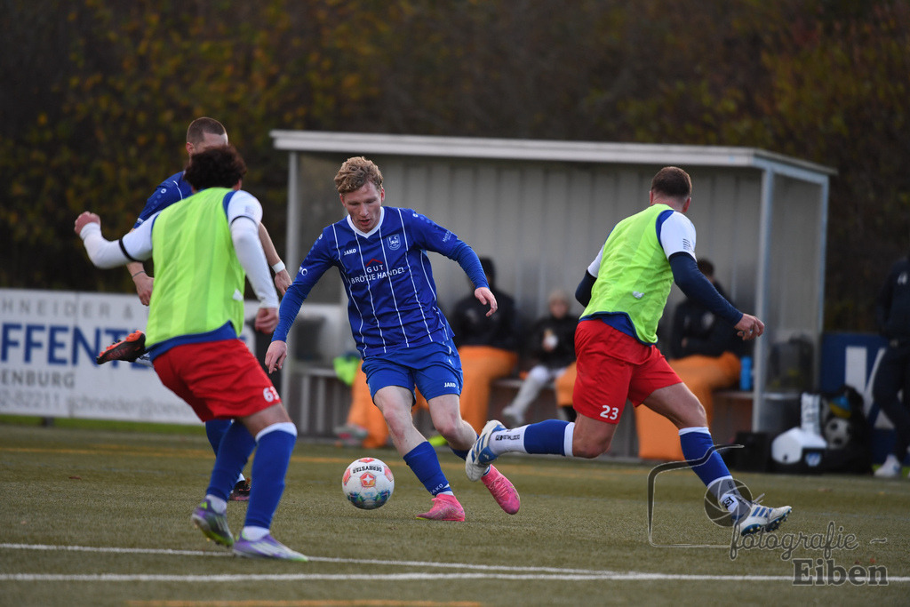 FC Rastede-FC Nordenham | Herren Bezirksliga 2; FC Rastede (blau)-FC Nordenham (gelbe Leibechen) am 16.11.2025 in Rastede (Sportanlage Köttersweg), Photo: Philip Eiben 2025 - Realisiert mit Pictrs.com