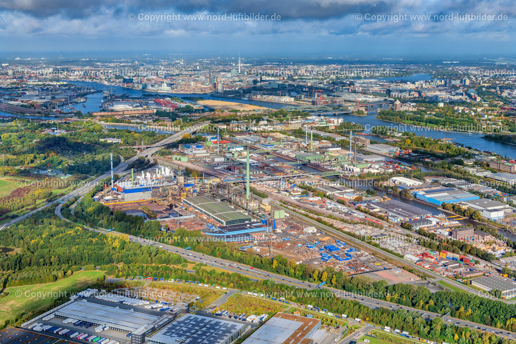 Hamburg_Peute_Aurubis_Kupfer_Hütte_ELS_4044081022 | HAMBURG 08.10.2022 Gebäude und Produktionshallen Kupferhütte " Aurubis " auf dem Werksgelände am Müggenburger Hauptdeich Peute in Hamburg, Deutschland. Weiterführende Informationen bei: Aurubis AG. // "Aurubis" copper works and production halls on the factory premises on the Mueggenburg main dike Peute in Hamburg, Germany. Further information at: Aurubis AG. Foto: Martin Elsen