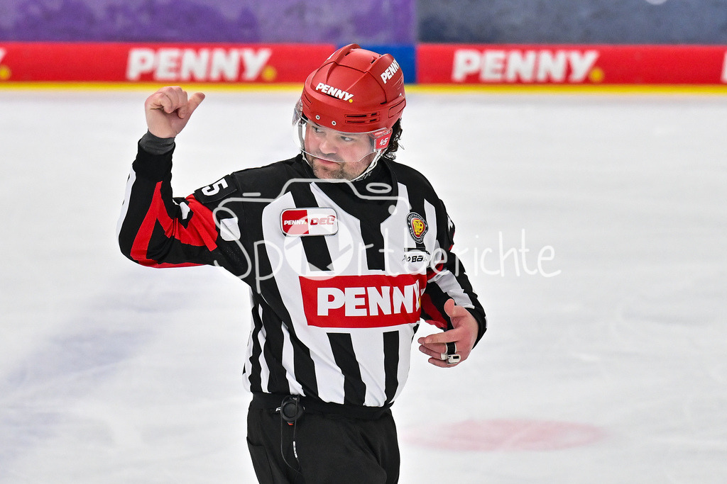 ERC Ingolstadt - Eisbären Berlin | INGOLSTADT, GERMANY - 18. DECEMBER:  Hauptschiedsrichter Roman GOFMAN schickt einen Spieler auf die Strafbank / Einzelfoto / Freisteller während dem Match zwischen dem ERC Ingolstadt und den Eisbären Berlin am 29. Spieltag der Penny DEL in der Saturn Arena