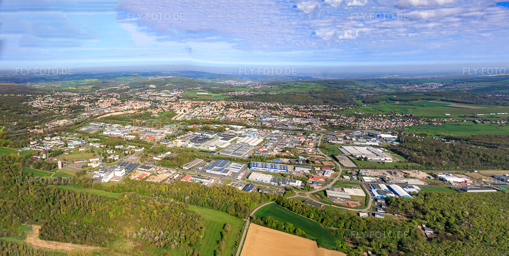 Luftbild: Stadtpanorama aus Südosten im Ortsteil Zone Industrielle du Grand Bois in Saargemünd im Bundesland Moselle in Frankreich.Foto: IMG_154586-Pano.jpg vom 18.04.2026 durch Werner Riehm/FLY-FOTO.deAuflösung des Originals: 11031 x 5555 px