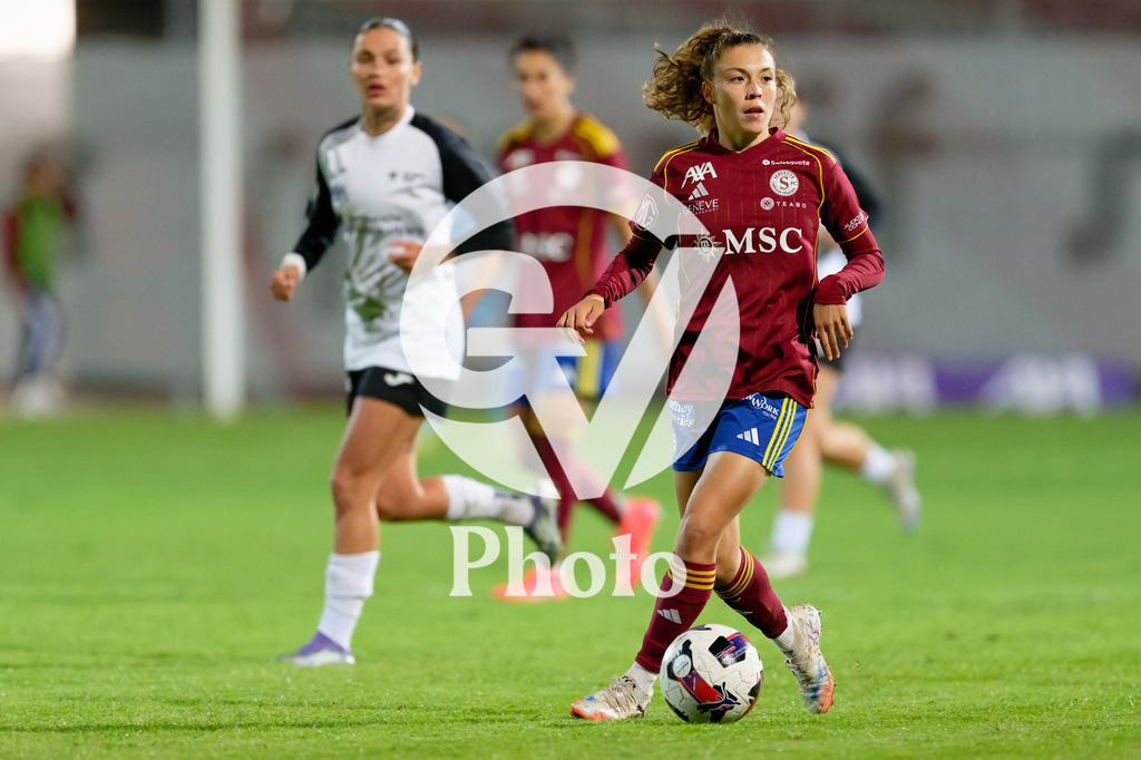 DZ9_5352_c | Switzerland: AXA Womens Super League 2025/26, Servette FC Chenois Feminin vs FC Aarau Frauen - Stade des Trois-Chene, Chene-Bourge: Ascension Martinez Salinas (8 Servette FC Chenois Feminin) in action (close up) 