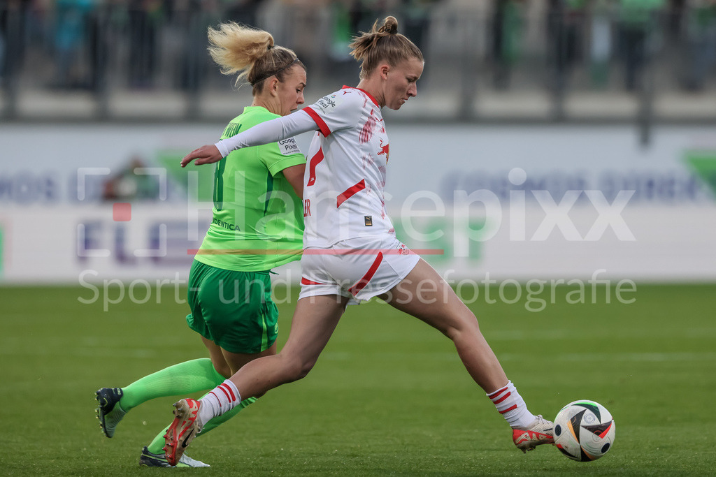 Fussball, Google Pixel Frauen-Bundesliga, VfL Wolfsburg - RB Leipzig | v.li.: Lena Lattwein (VfL Wolfsburg, 8) und Marlene Müller (RB Leipzig, 27) im Zweikampf, Duell, Dynamik, Aktion, Action, Spielszene, DIE DFB-RICHTLINIEN UNTERSAGEN JEGLICHE NUTZUNG VON FOTOS ALS SEQUENZBILDER UND/ODER VIDEOÄHNLICHE FOTOSTRECKEN. DFB REGULATIONS PROHIBIT ANY USE OF PHOTOGRAPHS AS IMAGE SEQUENCES AND/OR QUASI-VIDEO.