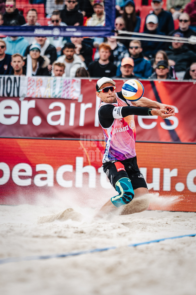 Beachvolleyball | Männer | German Beach Tour 2024 | Tourstop Bremen | 09.06.2024 | Bennet Poniewaz spielt den Ball