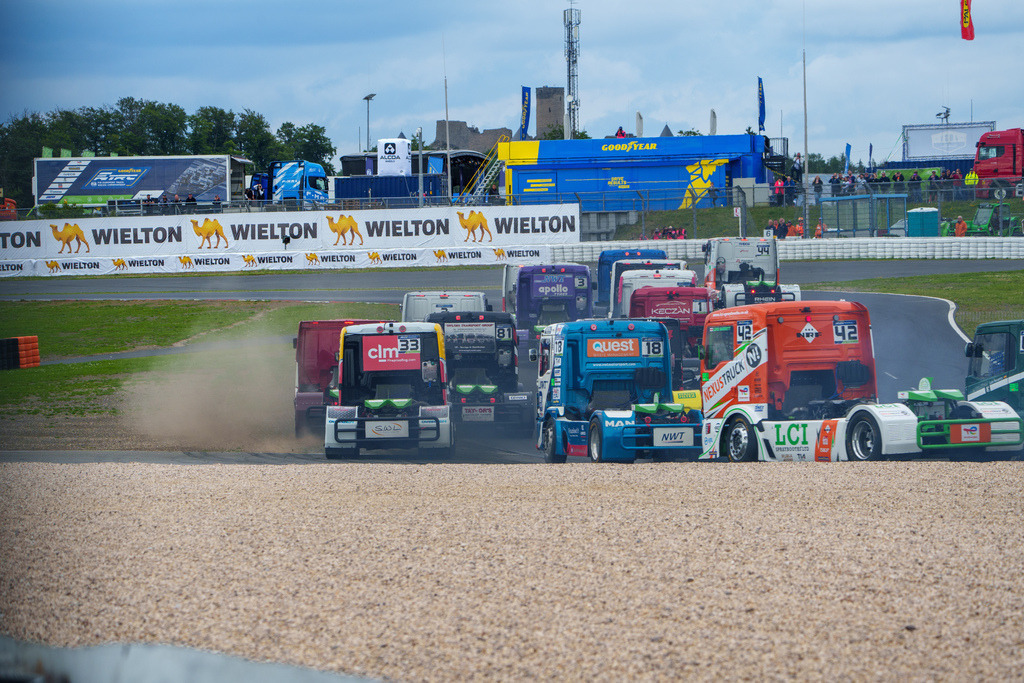 A7406689 | 13.07.2024 Goodyear FIA European Truck Racing Championship (ETRC) NürburgringBild: Das Starterfeld des ETRC Einfahrt Mercedes Arena nach dem Start - Realisiert mit Pictrs.com