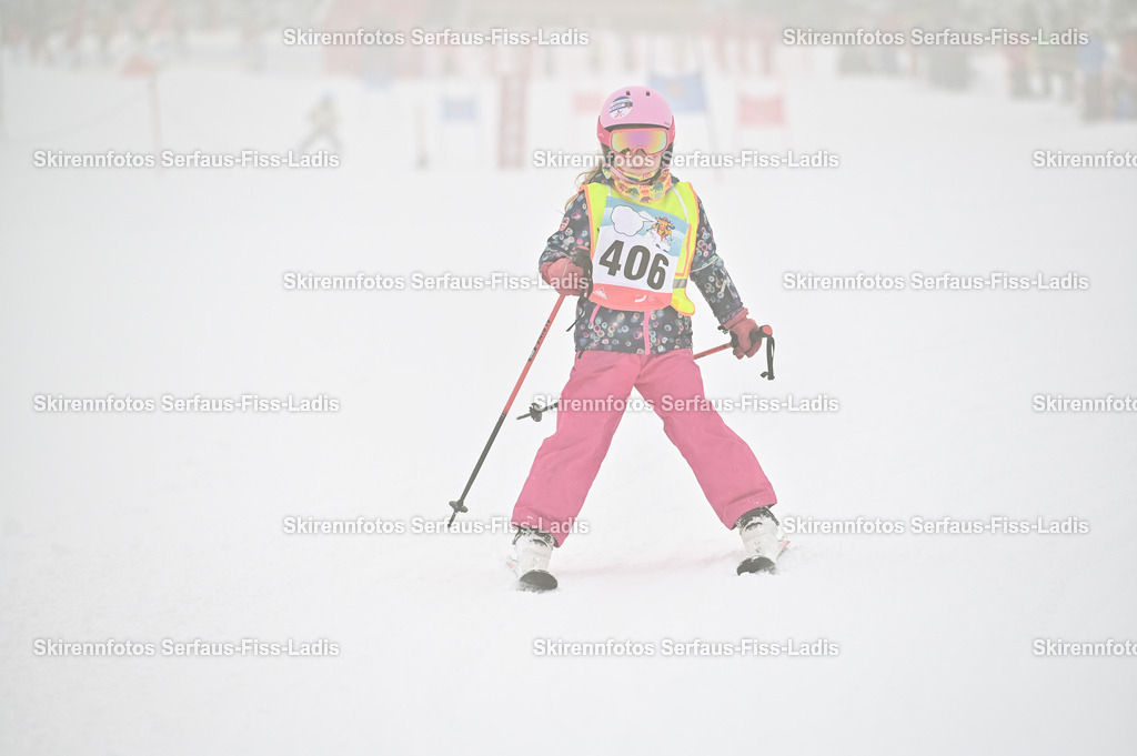 SRF_20.02.2026_0173 | Skirennfotos,Serfaus,Fiss,Ladis,Kinderskirennen,Winter,Tirol,Oberland,skirace,SFL,feelfree,weil wir's genießen,ski,Ski,skifahren,Sonnenplateau, - Realisiert mit Pictrs.com
