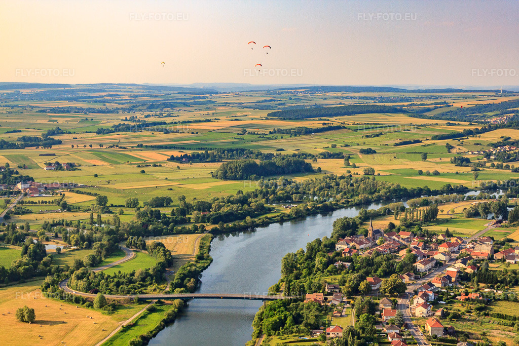 Vue aérienne: Pont sur la Moselle vu du sud à Malling dans le département Moselle, France – .Photo: IMG_29465.jpg prise le 26/06/2010 par Werner Riehm/FLY-FOTO.eu – Résolution de l'original: 4752 x 3168 px