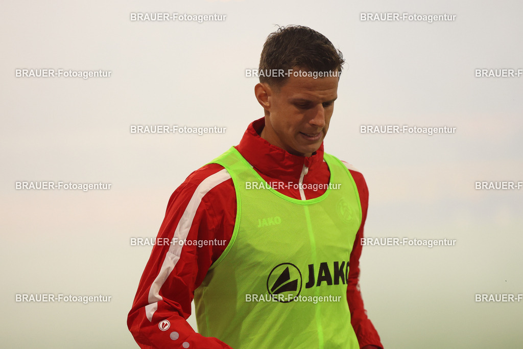 MSV Duisburg - Rot-Weiss Essen  | Duisburg, Deutschland, 26.10.2025 Michael Schultz  (Rot-Weiss Essen) wärmt sich auf  während des 3.Liga Spiels zwischen MSV Duisburg und Rot-Weiss Essen in der Schauinsland-Reisen-Arena am 26.10.2025 in Duisburg (Foto von Timo Bluhmki-Schmidt/ Brauer Fotoagentur