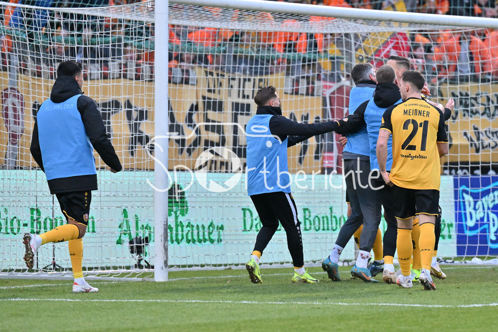 SpVgg Unterhaching - Dynamo Dresden | Jubel der Gaeste nach dem Treffer zum 0-3 durch Stefan KUTSCHKE (Dynamo Dresden 30)  / Tor / Torschuetze / Freude / happy / 3. Liga: SpVgg Unterhaching - Dynamo Dresden, Uhlsportpark am 21.12.2024