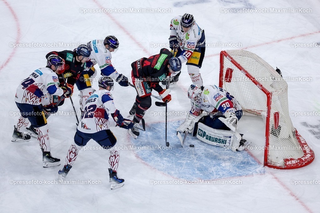 DEG12012501006 | 12.01.2025, Eishockey, Penny DEL, Düsseldorfer EG - Eisbären Berlin, PSD-BANK Dome: xxxxxxxxx im Zweikampf gegen xxxxxxxxxx