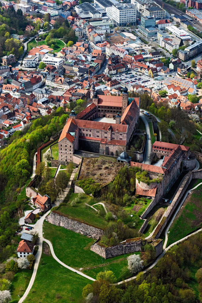 dr__0095372.jpg | KULMBACH 28.04.2022 Burganlage der Veste Plassenburg und Altstadt von Kulmbach in Kulmbach im Bundesland Bayern, Deutschland. // Castle of the fortress Plassenburg and Altstadt von Kulmbach in Kulmbach in the state Bavaria, Germany. Foto: Daniel Reiter