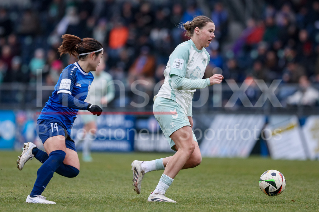 Fussball, Google Pixel Frauen-Bundesliga, 1. FFC Turbine Potsdam - SV Werder Bremen | v.li.: Sara Ito (1. FFC Turbine Potsdam, 14) und Larissa Mühlhaus (SV Werder Bremen, 7) am Ball, Einzelbild, Ganzkörper, Aktion, Action, Spielszene, DIE DFB-RICHTLINIEN UNTERSAGEN JEGLICHE NUTZUNG VON FOTOS ALS SEQUENZBILDER UND/ODER VIDEOÄHNLICHE FOTOSTRECKEN. DFB REGULATIONS PROHIBIT ANY USE OF PHOTOGRAPHS AS IMAGE SEQUENCES AND/OR QUASI-VIDEO.