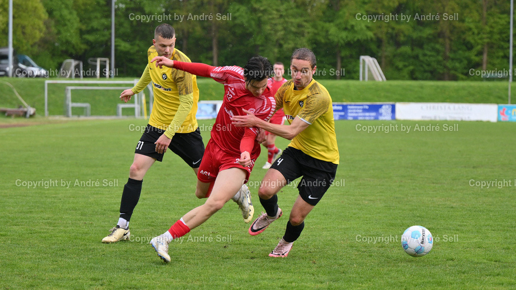 Wiker SV vs Gettorfer SC | Andre Wittern (Wiker SV #31) &amp; Yannik Terrey (Wiker SV #4) / Nikolai Weihrauch (Gettorf #22) /1Fußball-Verbandsliga Ost Männer 2024/2025 / Wiker SV vs Gettorfer SC / Timmerberg 37-39 / Kiel-Wik / 04.05.25 - Realisiert mit Pictrs.com