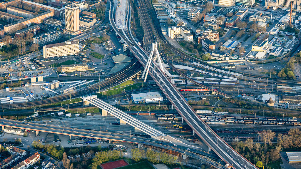 Luftbild: Pylonbrücke der B37 über den Hbf und Brückenbaustelle für die Anbindung der Hochstraße Süd am Hauptbahnhof im Ortsteil Mitte in Ludwigshafen im Bundesland Rheinland-Pfalz in Deutschland.Foto: IMG_153758-Pano.jpg vom 23.03.2026 durch Werner Riehm/FLY-FOTO.deAuflösung des Originals: 6442 x 3612 px