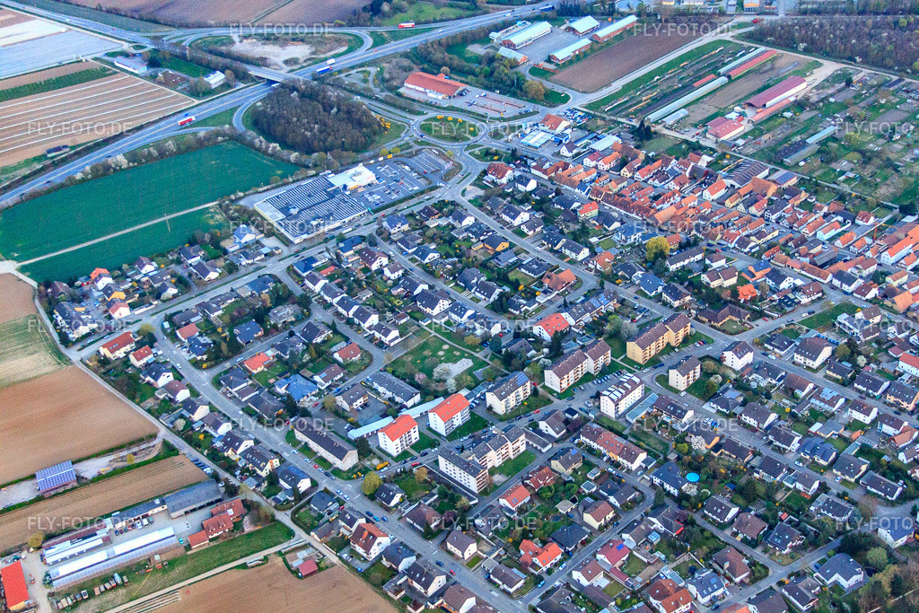 Röntgenstr | Luftbild: Röntgenstr in Kandel im Bundesland Rheinland-Pfalz in Deutschland. Foto: IMG_63596.jpg vom 28.03.2014 durch Werner Riehm/FLY-FOTO.de - Realisiert mit Pictrs.com