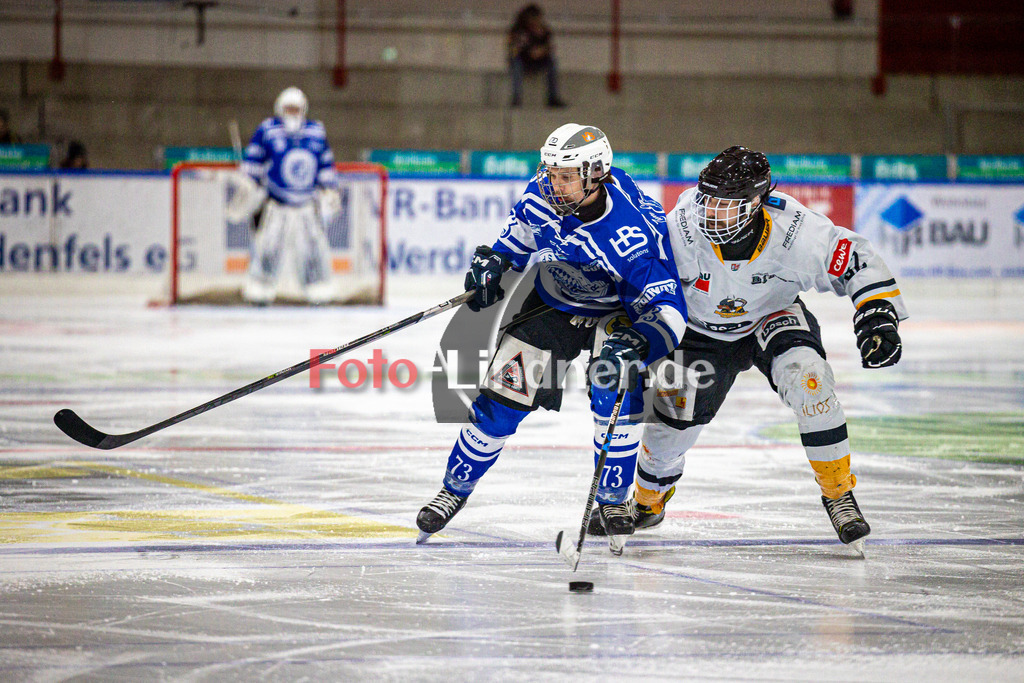 SC Forst NATURE BOYS gegen WANDERERS Germering | Eishockey Landesliaga Herren Gruppe A 2024/2025, SC Forst NATURE BOYS gegen WANDERERS Germering, 20241025,Zweikampf zwischen Julian KRAUS (Nature Boyz 73) und Konstantin KOLB (WANDERERS Germering 82),2024-10-25 in Peißenberg (Eisstadion Peißenberg), Julian KRAUS (Nature Boyz 73), Konstantin KOLB (WANDERERS Germering 82)Copyright: WolfgangxLindner www.foto-lindner.de