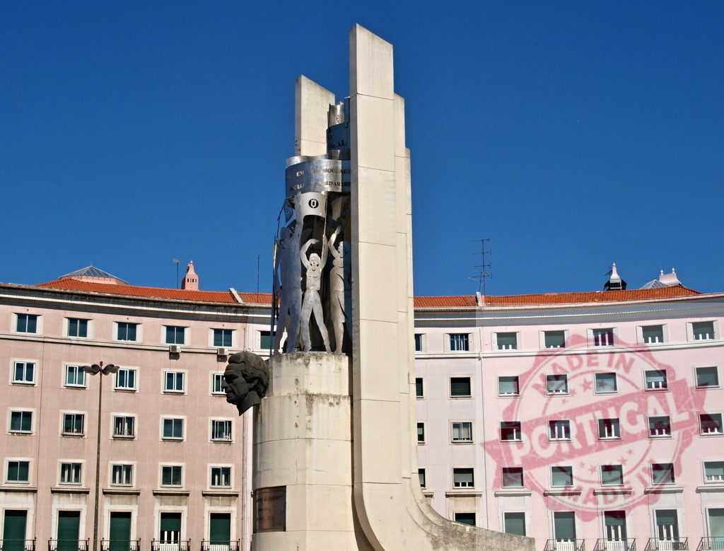 Monument to the Heroes of the Peninsular War, Porto, Portugal | Monument to the Heroes of the Peninsular War in Porto displaying historical figures - Realized with Pictrs.com