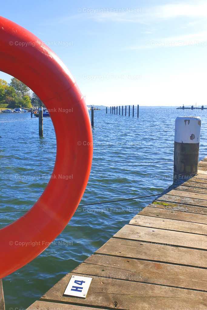 Steg mit Rettungsring  | Der Steg befindet sich im Hafen von Lauterbach auf der Insel Rügen - Realisiert mit Pictrs.com