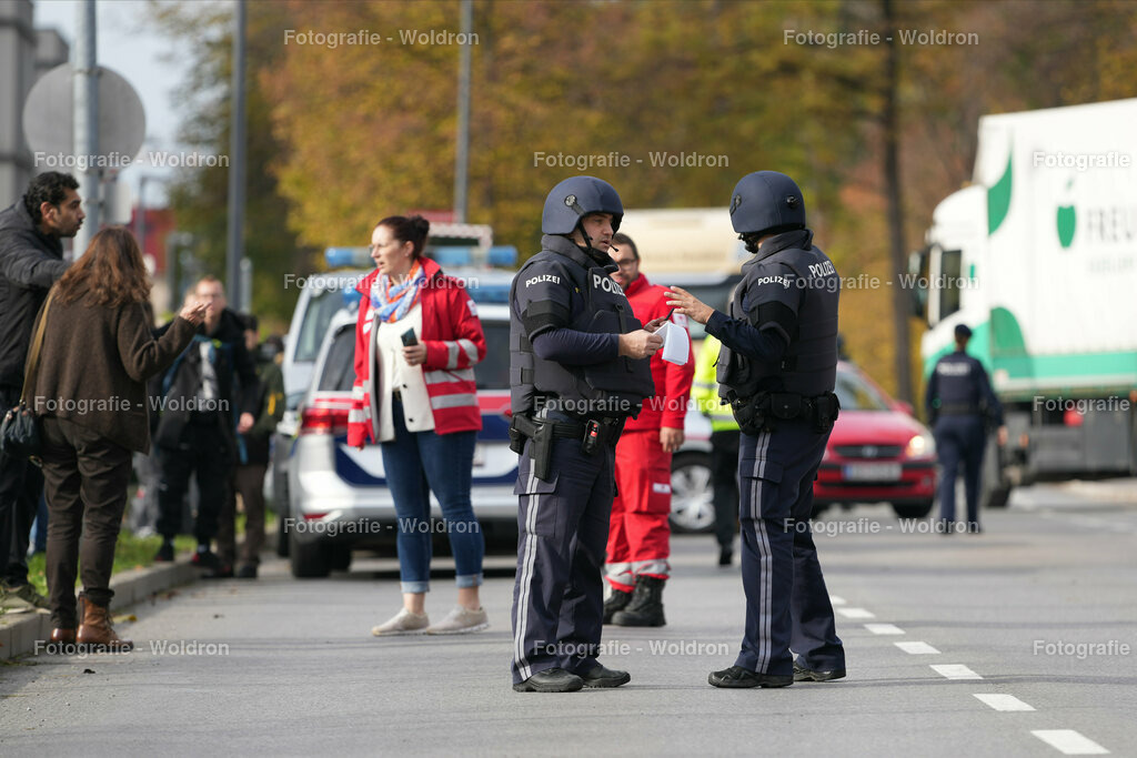 20221111 Amoklauf in Mittelschule Haselstauden | DORNBIRN, OESTERREICH - 11. NOVEMBER: Polizeieinsatz waehrend des Amoklaufs in der Mittelschule Haselstauden in Mittelschule Haselstauden on November 11, 2022 in Dornbirn, Austria.