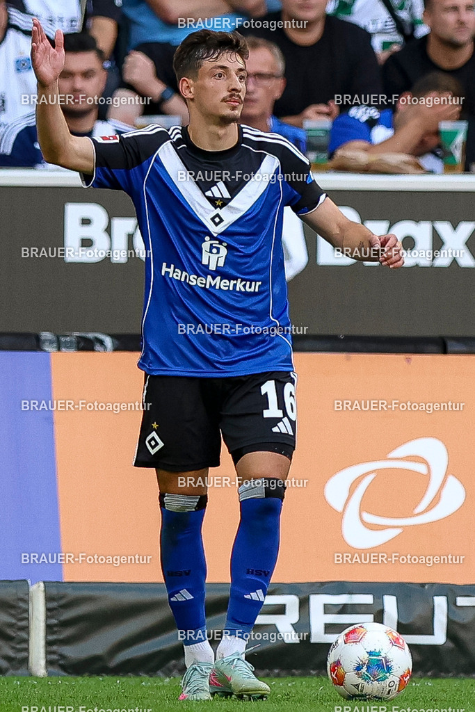 Borussia Mönchengladbach vs Hamburger SV - Bundesliga  | Mönchengladbach, Deutschland, 24.08.25:   Giorgi Gocholeishvili (Hamburger SV) gestikuliert, Gestik waehrend des Spiels der Bundesliga zwischen Borussia Mönchengladbach vs Hamburger SV im Stadion im Borussia Park(Foto von Brauer-Fotoagentur / Adrian Schlueter)