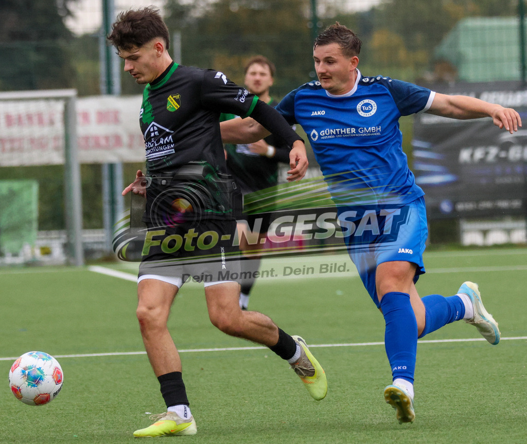 SC Enger - TuS Hücker-Aschen | Auf dem Bild zu sehen: schwarz SC Enger: Arian Murseli ; blau TuS Hücker-Aschen: Matthias RiebeSC Enger, TuS Hücker-Aschen, Saison 26/27, Kreisliga A, Enger, Deutschland - Realisiert mit Pictrs.com