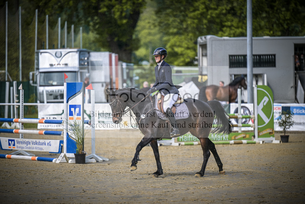 DOS_6150 | Entdecke hochwertige Reitturnierfotos von Foto Oger. Professionell, emotional und authentisch – jetzt Lieblingsmomente im Shop bestellen.Deutschlandweite Turnierfotografie. - Realisiert mit Pictrs.com