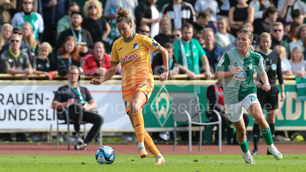 Fussball, Google Pixel Frauen-Bundesliga, SV Werder Bremen - TSG 1899 Hoffenheim | v.li.: Franziska Harsch (TSG 1899 Hoffenheim, 17) am Ball, Einzelbild, Ganzkörper, Aktion, Action, Spielszene, Juliane Wirtz (SV Werder Bremen, 28), DIE DFB-RICHTLINIEN UNTERSAGEN JEGLICHE NUTZUNG VON FOTOS ALS SEQUENZBILDER UND/ODER VIDEOÄHNLICHE FOTOSTRECKEN. DFB REGULATIONS PROHIBIT ANY USE OF PHOTOGRAPHS AS IMAGE SEQUENCES AND/OR QUASI-VIDEO.