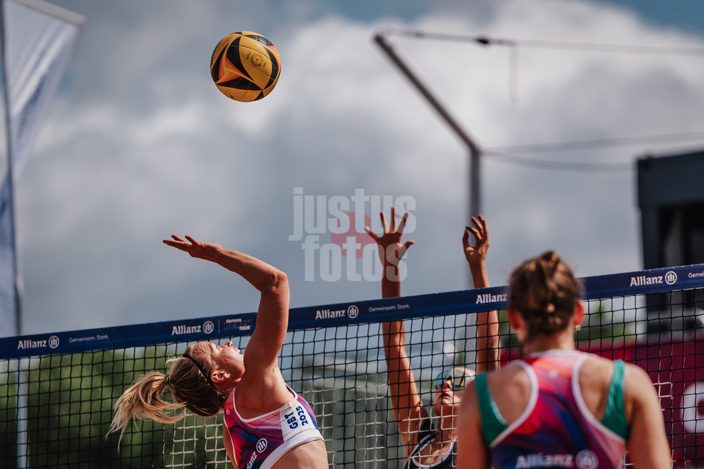 Beachvolleyball | Frauen | Allianz German Beach Tour 2025 | Tourstop Hamburg | 29.05.2025 | Antonia Schümann beim Angriff