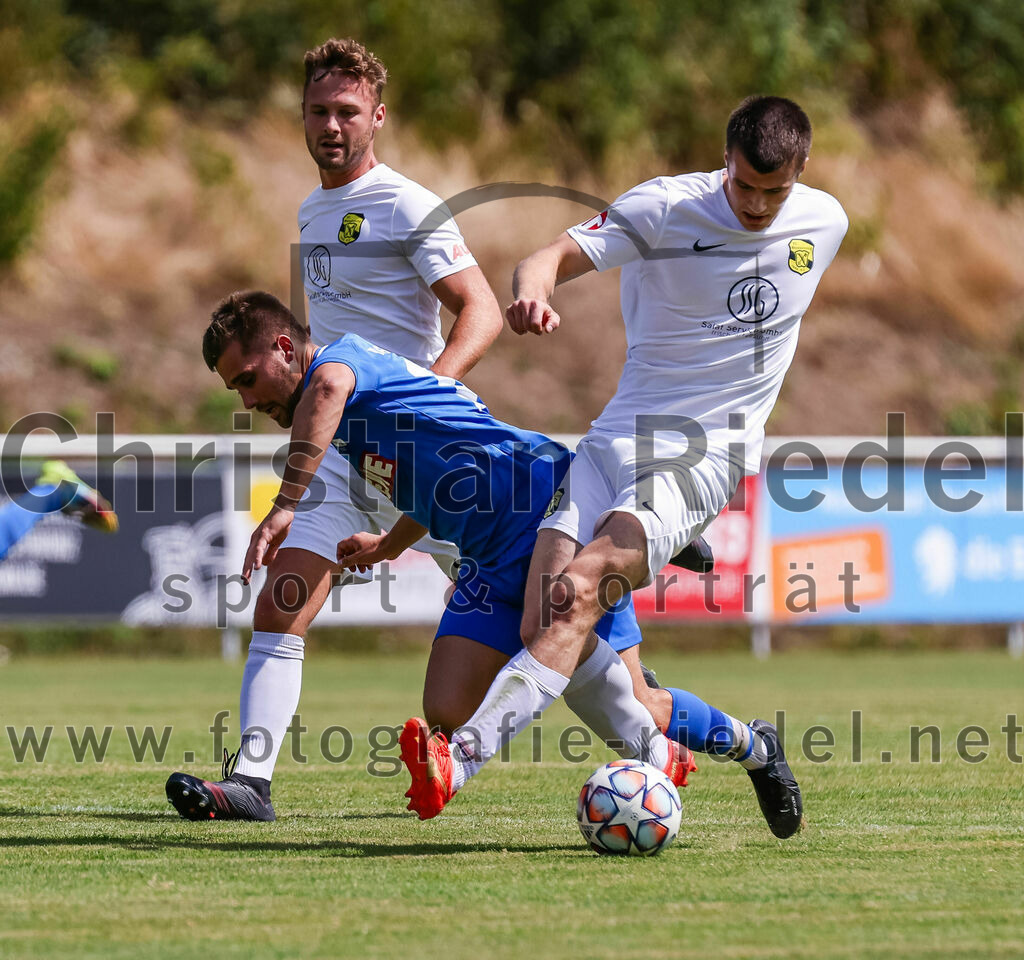 2023-07-22_025_FC_Eitting_gegen_FC_Moosinning | Eitting, Deutschland, 22.07.2023:
Fußball, Kreisliga 2023 / 2024, Testspiel, FC Eitting gegen FC Moosinning, Endergebnis: 0:4

Thomas Auerweck (FC Moosinning, #19), Florian Huber (FC Eitting, #18), Fabian Ulitzka (FC Moosinning, #23)

Foto: Christian Riedel / fotografie-riedel.net