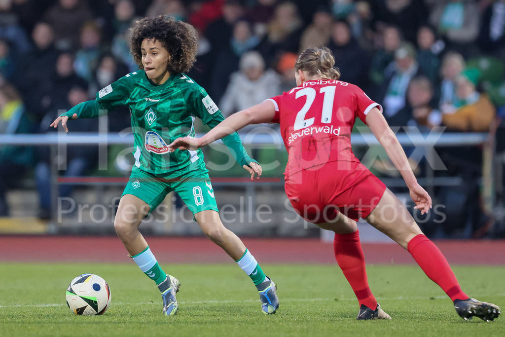 Fussball, Google Pixel Frauen-Bundesliga, SV Werder Bremen - SC Freiburg | v.li.: Amira Arfaoui (SV Werder Bremen, 8) und Samantha Steuerwald (SC Freiburg, 21) im Zweikampf, Duell, Dynamik, Aktion, Action, Spielszene, DIE DFB-RICHTLINIEN UNTERSAGEN JEGLICHE NUTZUNG VON FOTOS ALS SEQUENZBILDER UND/ODER VIDEOÄHNLICHE FOTOSTRECKEN. DFB REGULATIONS PROHIBIT ANY USE OF PHOTOGRAPHS AS IMAGE SEQUENCES AND/OR QUASI-VIDEO.