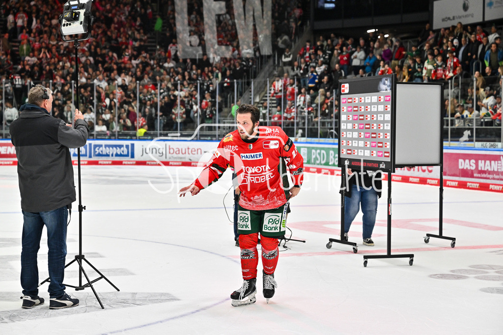 Augsburger Panther - Kölner Haie | Glückliche Augsburger Panther feiern den Heimsieg gegen Köln mit den heimischen Fans / DEL: Augsburger Panther - Kölner Haie; Curt Frenzel Stadion am 26.09.2025 / Riley DAMIANI (Augsburger Panther #19)