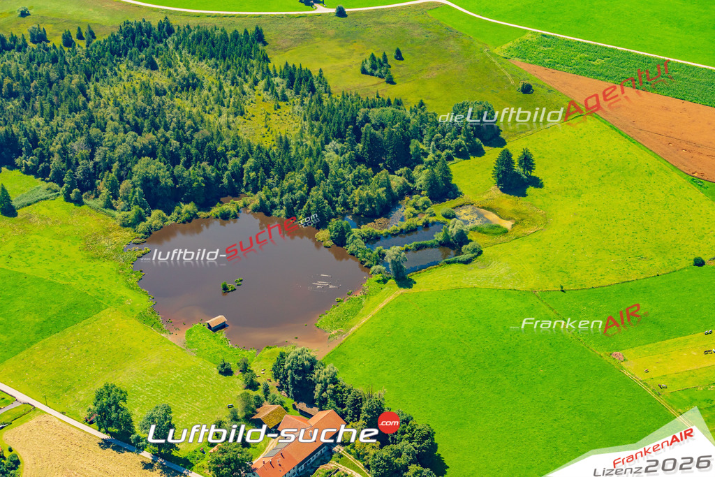 Luftaufnahme von Lochen Weiher Dietramszell Bild- Das Luftbild wurde 2025 vom UL-Flugzeug heraus erstellt ( keine Drohne ) - Hochauflösende Luftaufnahme -Nicht vergleichbar mit Google Maps oder Satelittenbilder- Die Geschenkidee !Mit Lizenz und Bildrechte bestellbar