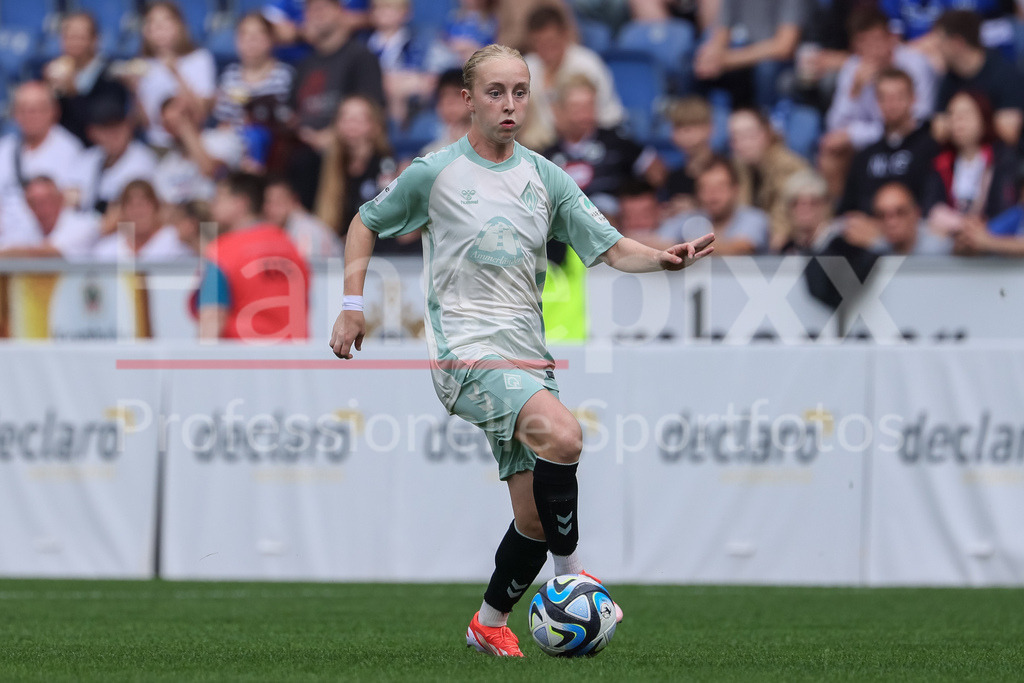 Fussball, DFB-Pokal Frauen, DSC Arminia Bielefeld - SV Werder Bremen | v.li.: Caroline Siems (SV Werder Bremen, 21) am Ball, Freisteller, Einzelbild, Ganzkörper, Aktion, Action, Spielszene, DIE DFB-RICHTLINIEN UNTERSAGEN JEGLICHE NUTZUNG VON FOTOS ALS SEQUENZBILDER UND/ODER VIDEOÄHNLICHE FOTOSTRECKEN. DFB REGULATIONS PROHIBIT ANY USE OF PHOTOGRAPHS AS IMAGE SEQUENCES AND/OR QUASI-VIDEO.