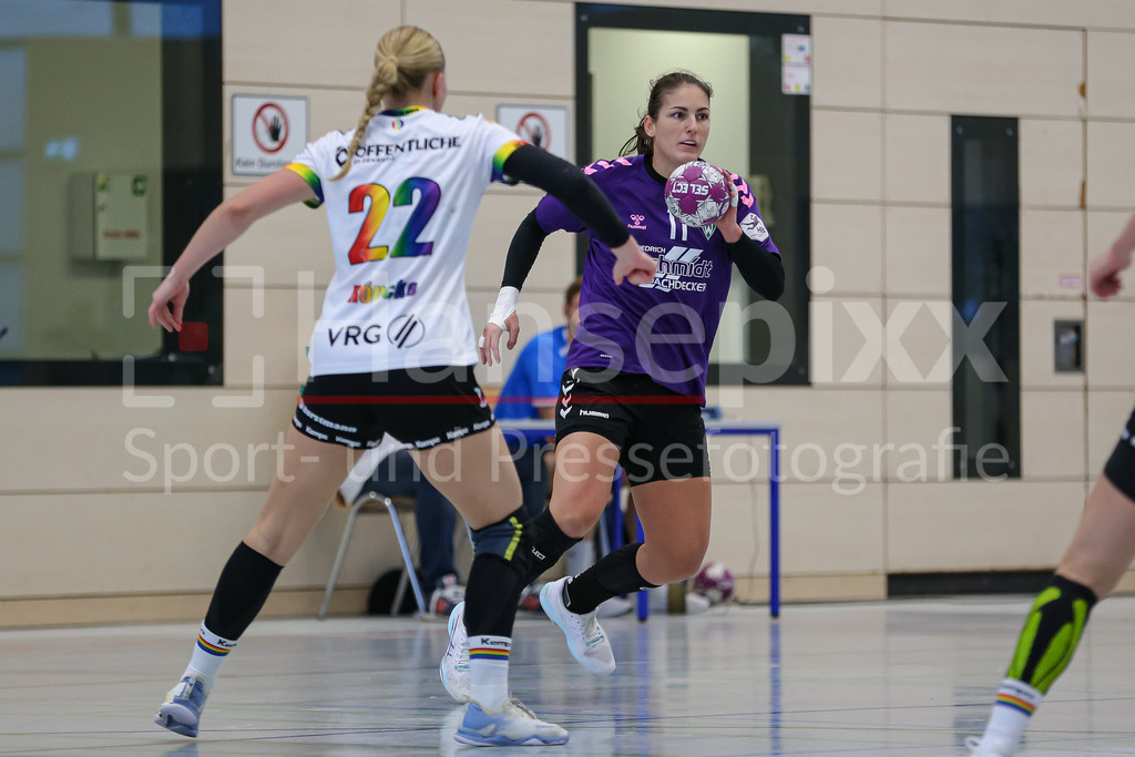 Handball, Testspiel Frauen, VfL Oldenburg - SV Werder Bremen | v.li.: Anna Lena Bergmann (SV Werder Bremen, 11) am Ball, Spielszene, Aktion, Action