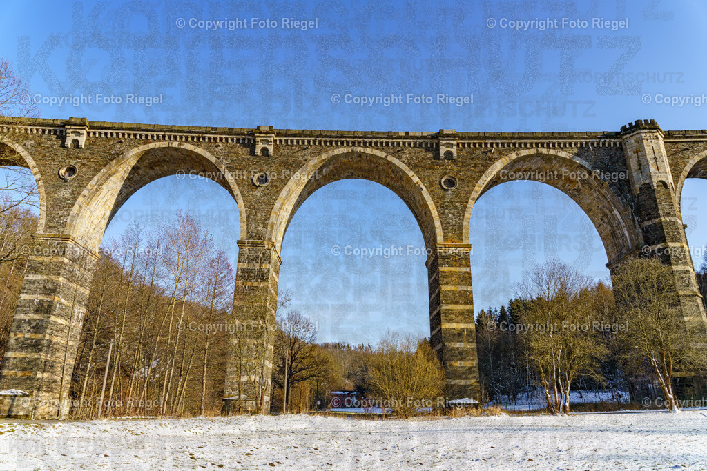 Hetzdorfer Viadukt | Der (oder auch das) Hetzdorfer Viadukt ist eine unter Denkmalschutz stehende ehemalige Eisenbahnbrücke der Bahnstrecke Dresden–Werdau über das Flöhatal in Hetzdorf bei Falkenau in Sachsen. Die Bahnstrecke über die Brücke wurde 1992 verlegt und im Bereich des Viadukts stillgelegt. Der Viadukt ist heute Teil eines Wanderwegs. Mit einer Höhe von 42 m war er die höchste eingeschossige Brücke der Deutschen Reichsbahn.
*Wikipedia, 2023 - Realisiert mit Pictrs.com