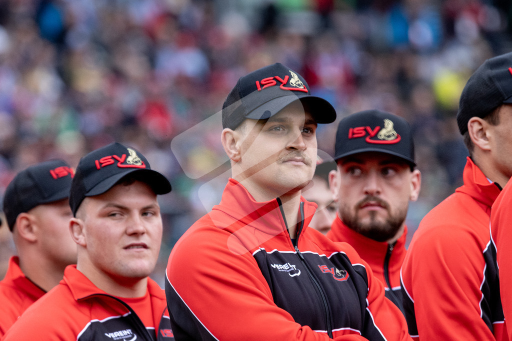 ESAF2025_Einzug_4325 | Die Schwinger des Schwyzer Kantonalen Schwingerverbandes: Fotos, die Dynamik und Leidenschaft festhalten, sowie emotionale Momente aus dem traditionellen Schwingsport zeigen. - Realisiert mit Pictrs.com