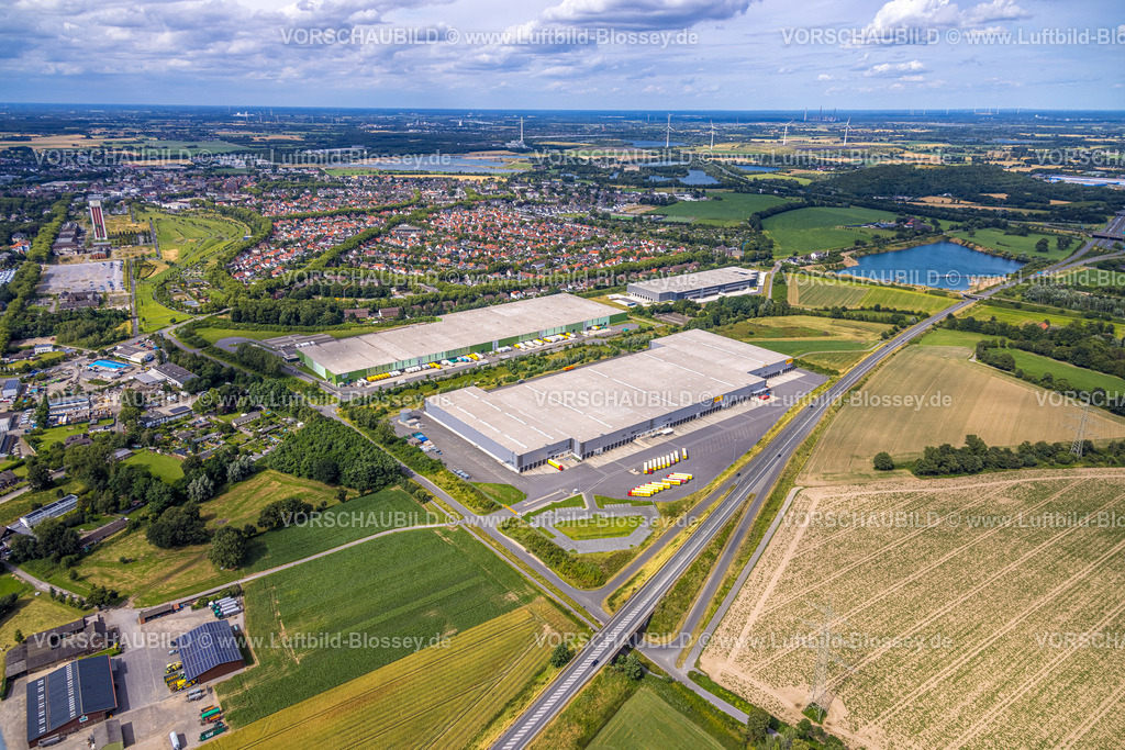 Kamp-Lintfort240705623 | Luftbild, duisport logport IV, Logistik Gewerbegebiet, E-Commerce-Unternehmen Chal-Tec Fulfillment GmbH, Poco Logistik Zentrum, Norddeutschlandstraße, Bohnen Logistik am Vinnmannsweg, Baggersee Frika Kies, Ortsansicht Kamp-Lintfort Süd, Fernsicht und blauer Himmel mit Wolken, Lintfort, Kamp-Lintfort, Ruhrgebiet, Nordrhein-Westfalen, Deutschland
