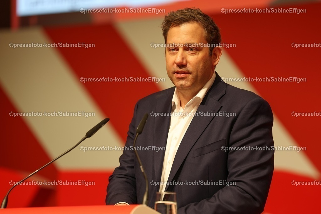 xSEF10052501013 | 10.05.2025, xsefx, Rede des Vizekanzlers und Finanzministers Lars Klingbeil auf dem Landsparteitag der NRWSPD 2025 in der Mercatorhalle in Duisburg mit dem Motto - Aus dem Alltag in die Zukunft