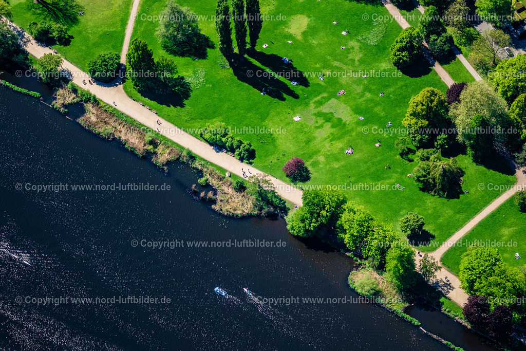 Hamburg_Winterhude_Alsterpark_ELS_3551010525_Kopie | HAMBURG 01.05.2025 Außenalster Parkanlage " Alsterpark " an der Straße Harvestehuder Weg in Hamburg, Deutschland. // Park of " Alsterpark " on street Harvestehuder Weg in Hamburg, Germany. Foto: Martin Elsen