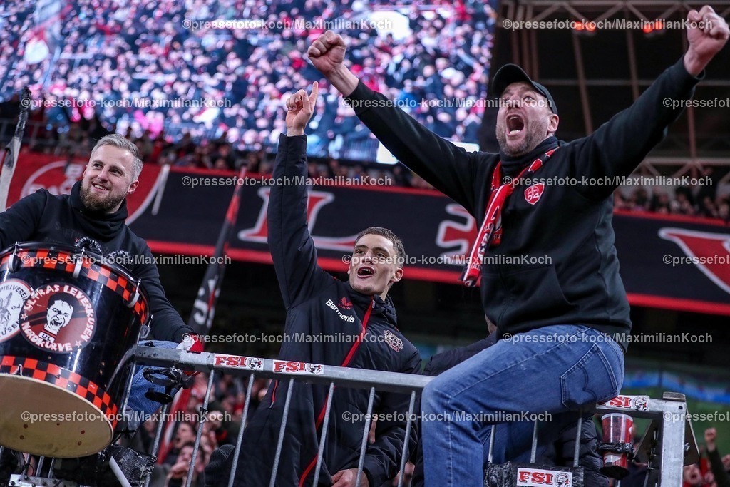 DFB05022502379 | 05.02.2025, Fußball, DFB-Pokal Viertelfinale, Bayer 04 Leverkusen - 1.FC Köln, BayArena, Saison 2024 2025: Abschlussjubel nach dem 3:2 Sieg. Die Mannschaft feiert den Erfolg und den Einzug ins Halbfinale. Florian Wirtz (Bayer04 Leverkusen #10) klettert über den Zaun zu den Ultras in der Nordkurve DFB regulations prohibit any use of photographs as image sequences and or quasi-video.