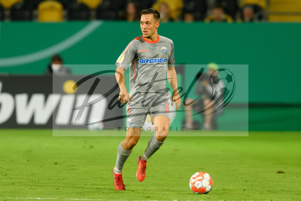 DREPAD20210806_194 | Fussball, Herren: Julian Justvan (SC Paderborn 07) in Aktion, am Ball, Einzelaktion beim Spiel der 1. Runde im DFB-Pokal zwischen SG Dynamo Dresden und SC Paderborn 07 im Rudolf-Harbig-Stadion am 06.08.2021 in Dresden, Deutschland.DFB / DFL REGULATIONS PROHIBIT ANY USE OF PHOTOGRAPHS AS IMAGE SEQUENCES AND/OR QUASI-VIDEO. - Realisiert mit Pictrs.com