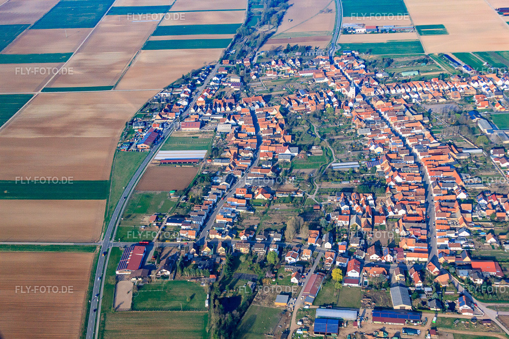 Lange Straße | Luftbild: Lange Straße in Ottersheim bei Landau im Bundesland Rheinland-Pfalz in Deutschland. Foto: IMG_49339.jpg vom 28.03.2012 durch Werner Riehm/FLY-FOTO.de - Realisiert mit Pictrs.com