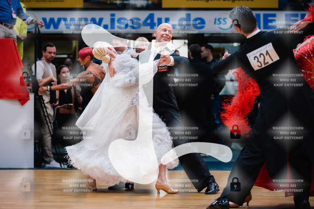 Hessen Tanzt WDSF Open Senior III Standard 4th (332) Thomas Schmidt _ Susanne Schmidt (Schwarz-Rot-Club Wetzlar)-2025-05-17-0424 | Webshop for digital downloads and prints of dance sport, event & show photographer Julian Link - Realisiert mit Pictrs.com