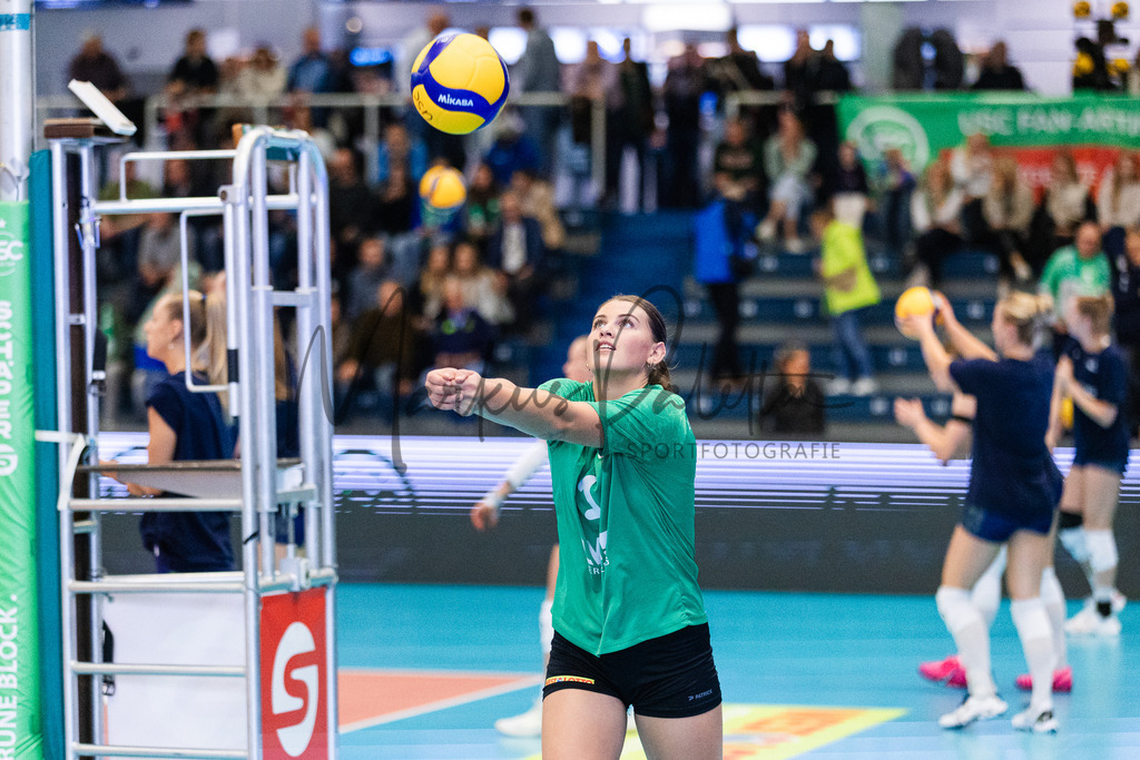 Volleyball, 1. Bundesliga Frauen, Hauptrunde, 1. Spieltag, Saison 2025/2026: USC Münster - SSC Palmberg Schwerin | 1. Bundesliga Frauen, Hauptrunde, 1. Spieltag, Saison 2025/2026, USC Münster empfängt SSC Palmberg Schwerin in der Sporthalle Berg Fidel in Münster. Foto: sportfotografie.ms | Markus Paletta - Realisiert mit Pictrs.com