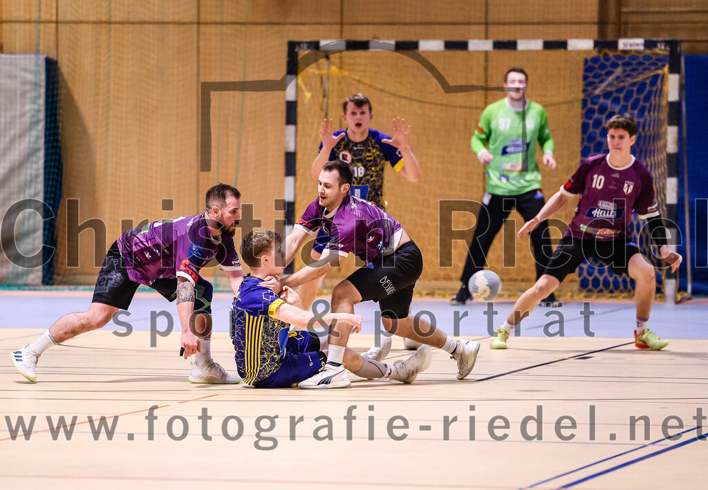 2024-12-14_098_SpVgg_Altenerding_gegen_MTV_Pfaffenhofen | Erding, Deutschland, 14.12.2024:Handball, Bezirksoberliga Männer 2024 / 2025, 10. Spieltag, SpVgg Altenerding gegen MTV Pfaffenhofen, Endergebnis: 32:30Sebastian Forster (SpVgg Altenerding, #13), Loris Alber (MTV Pfaffenhofen, #65), Simon Rüdiger (SpVgg Altenerding, #7)Foto: Christian Riedel / fotografie-riedel.net